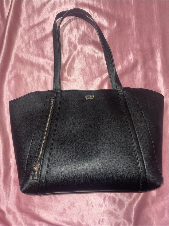 Guess Handbags - Black Guess Purse 🖤